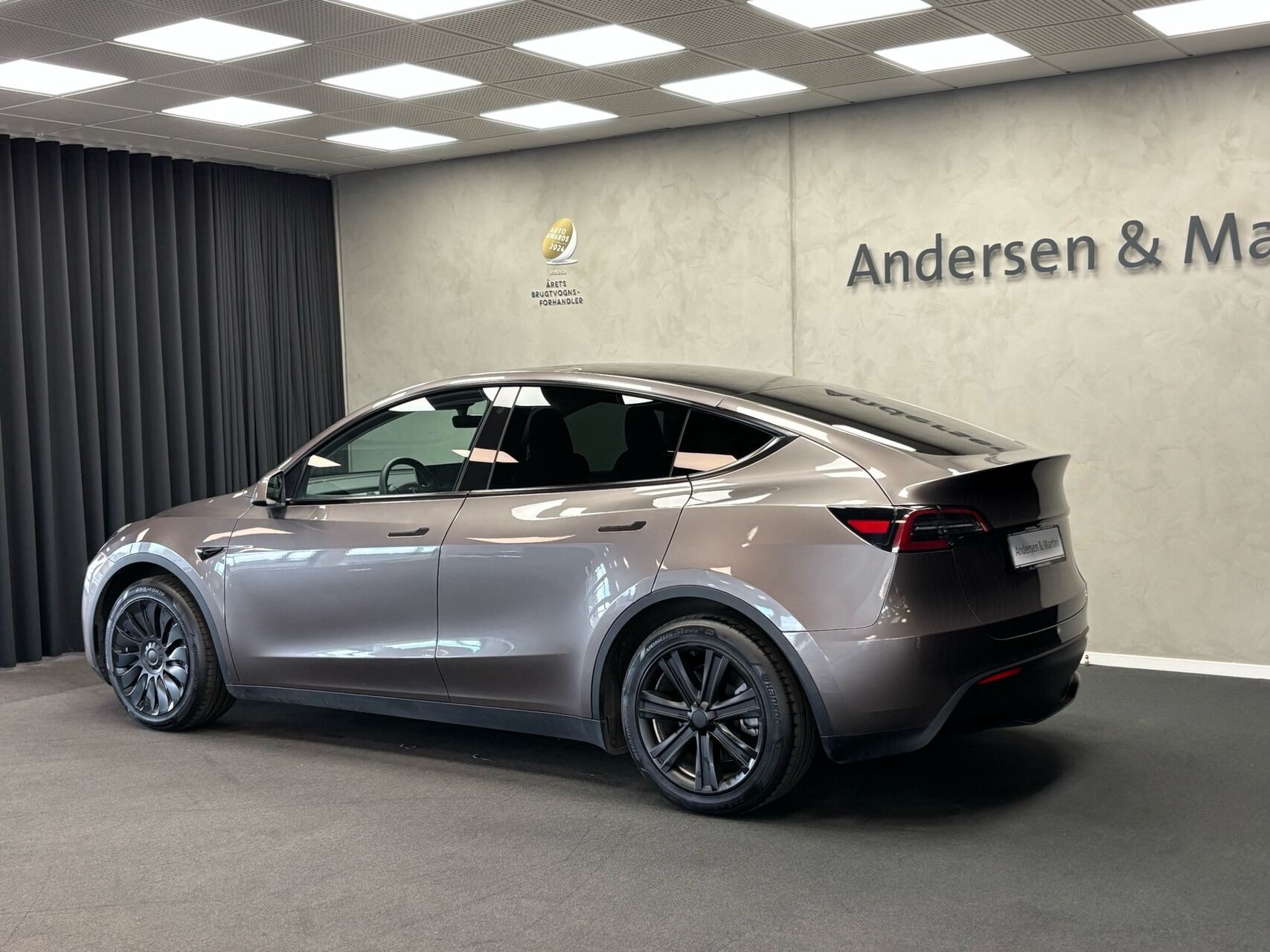Grå Tesla Model Y fra 2023