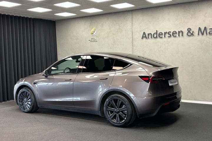 Grå Tesla Model Y fra 2023