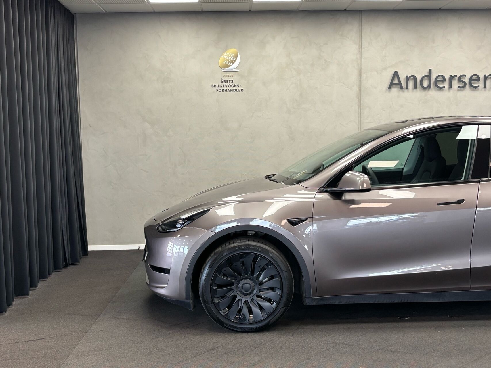 Grå Tesla Model Y fra 2023