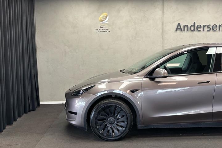 Grå Tesla Model Y fra 2023
