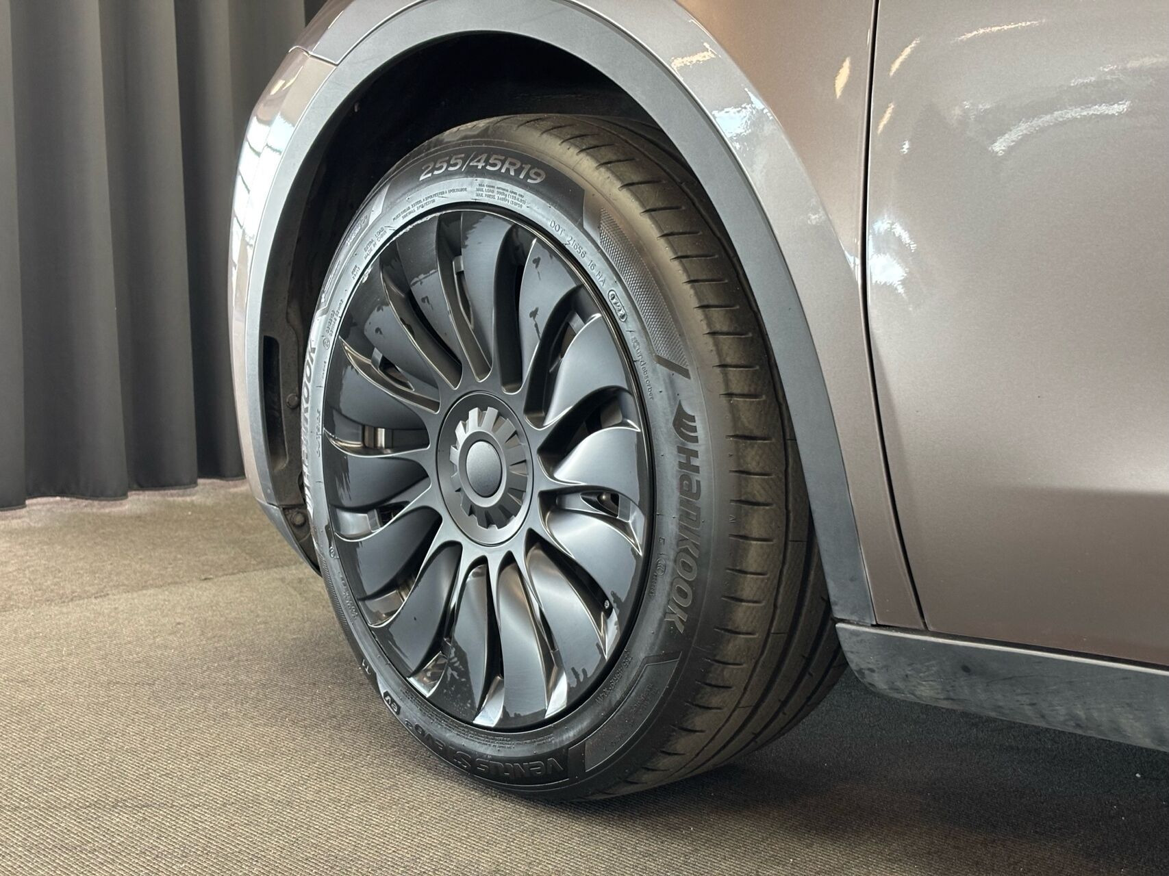 Grå Tesla Model Y fra 2023