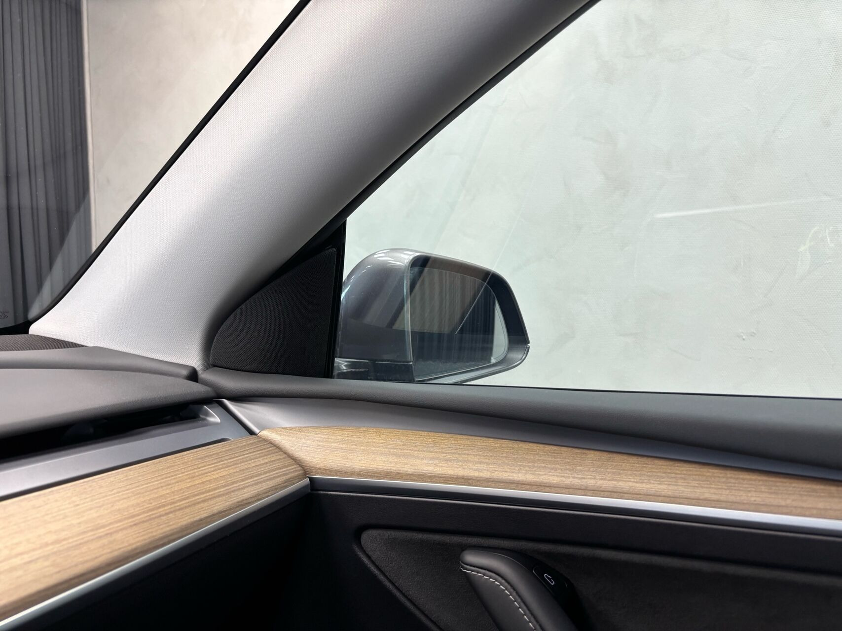 Grå Tesla Model Y fra 2023