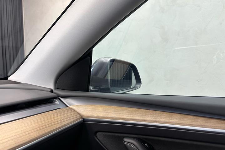 Grå Tesla Model Y fra 2023