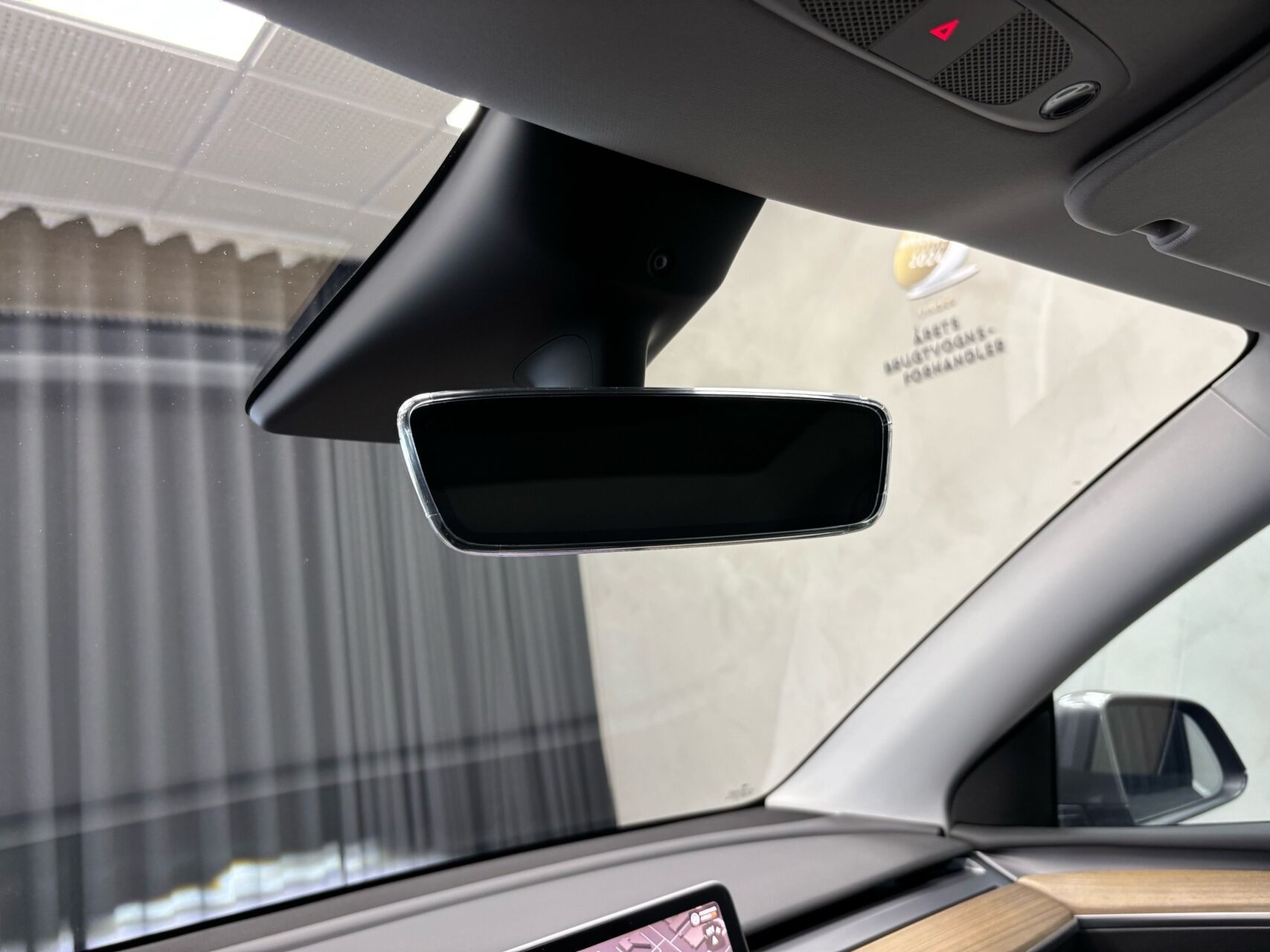 Grå Tesla Model Y fra 2023