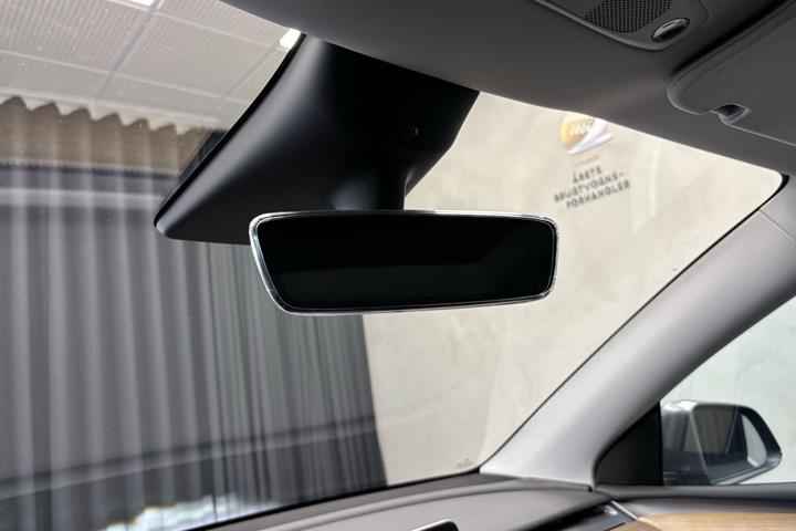 Grå Tesla Model Y fra 2023
