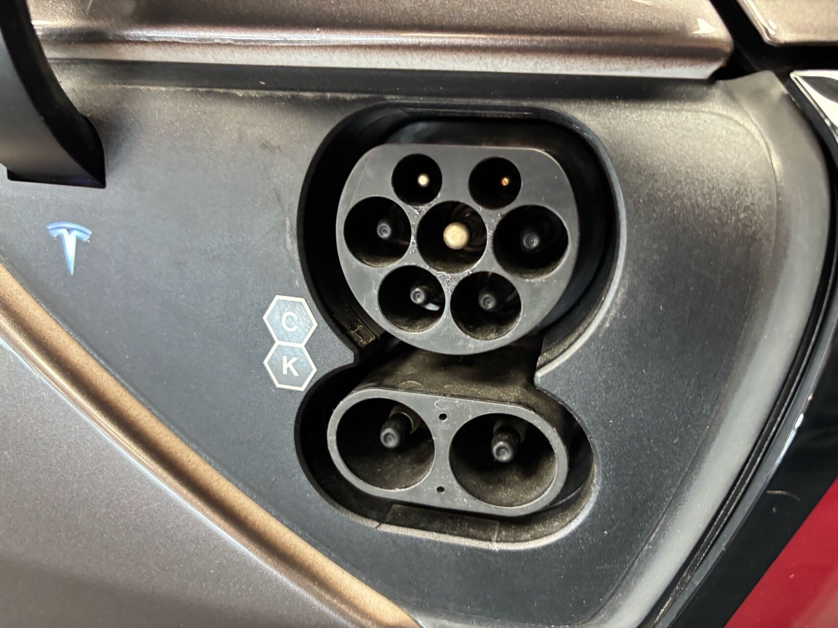 Grå Tesla Model Y fra 2023