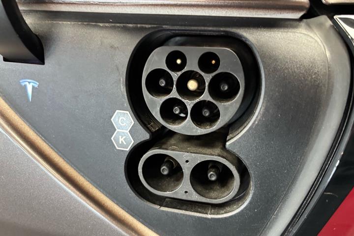 Grå Tesla Model Y fra 2023