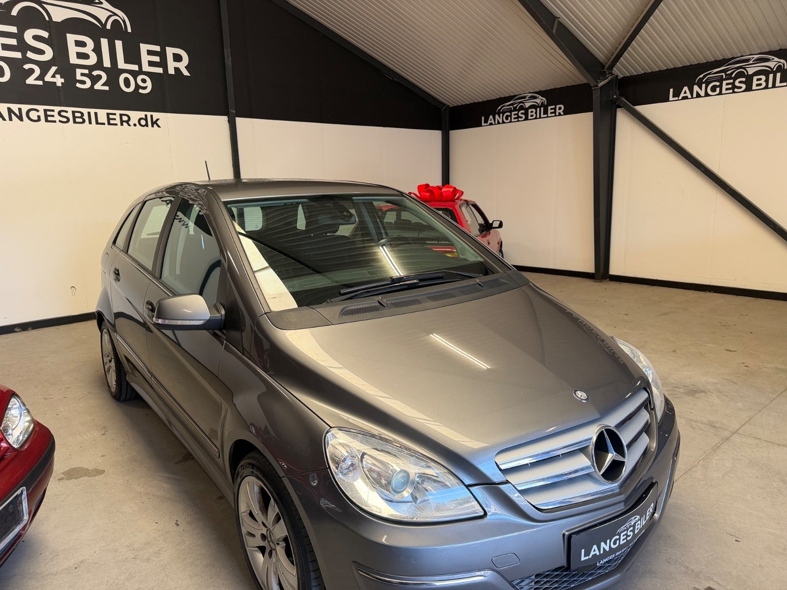 Grå Mercedes B200 fra 2011