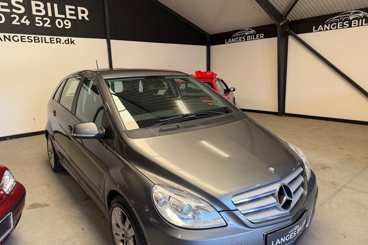 Grå Mercedes B200 fra 2011