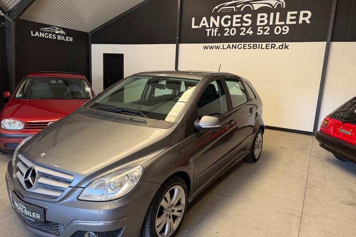 Grå Mercedes B200 fra 2011