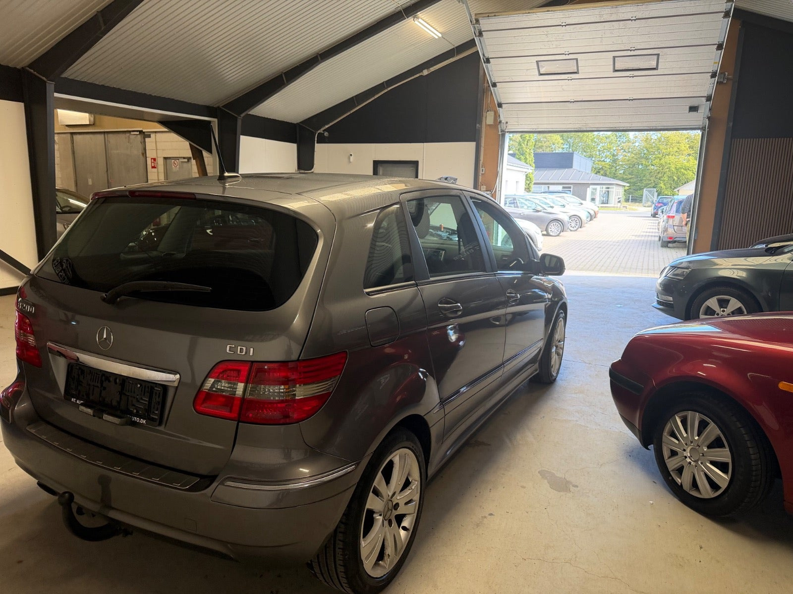 Grå Mercedes B200 fra 2011