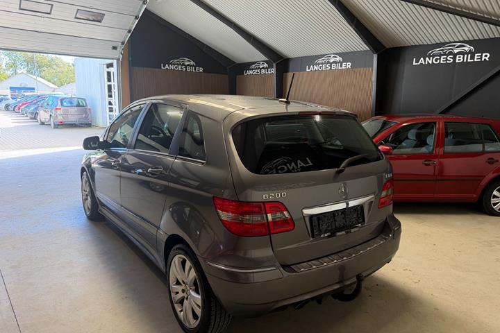 Grå Mercedes B200 fra 2011
