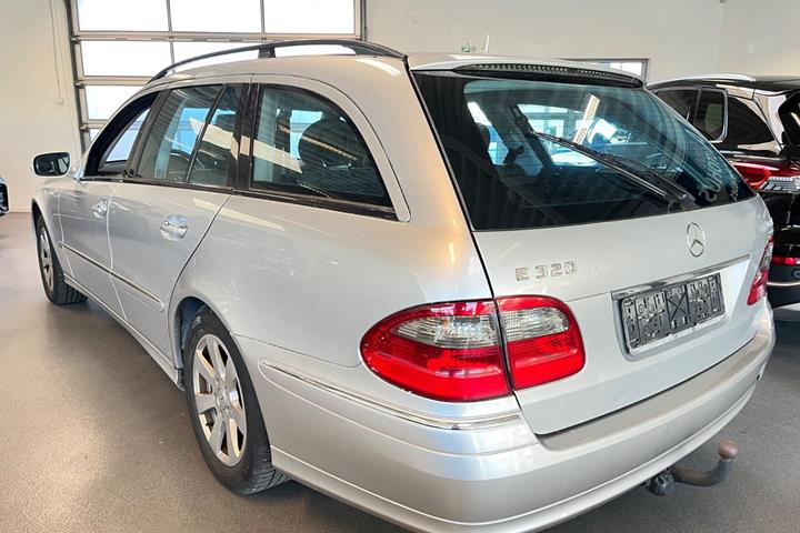 Sølv Mercedes E320 fra 2007