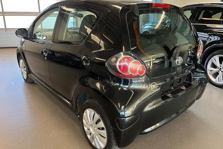 Sort Toyota Aygo fra 2011
