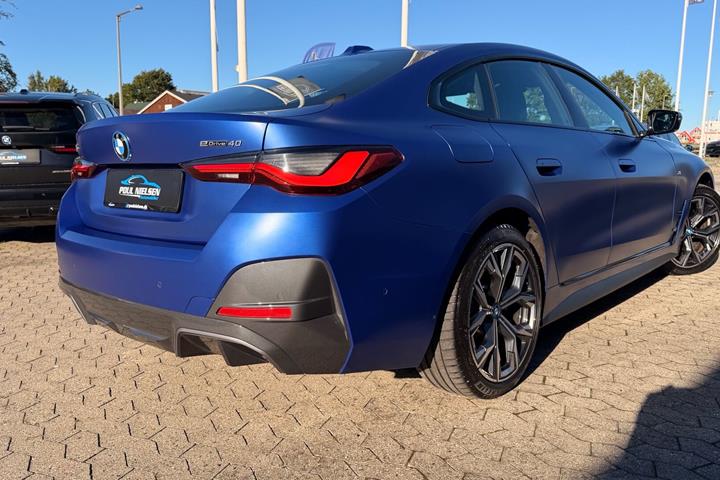 Blå BMW i4 fra 2023