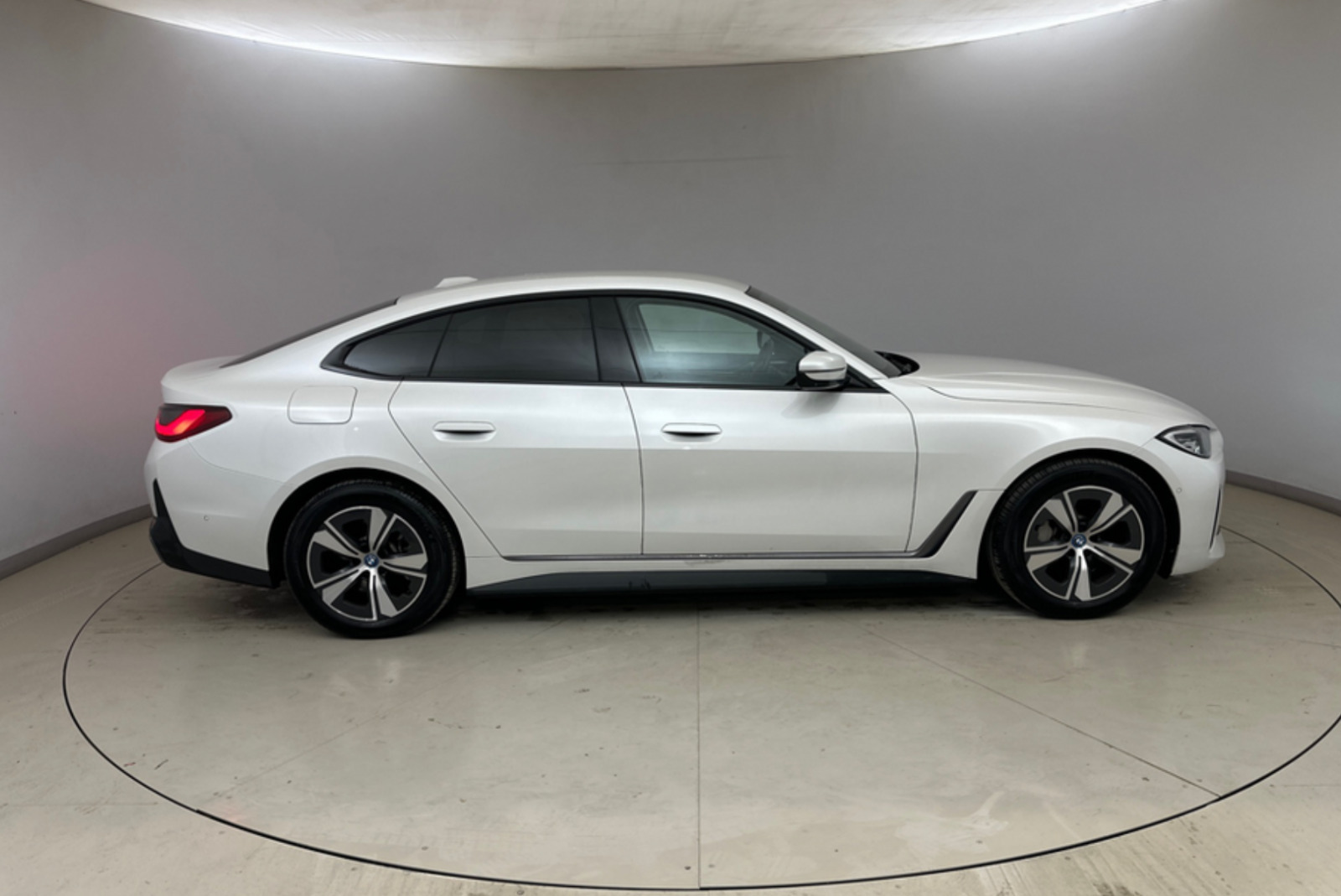 Hvid BMW i4 fra 2024