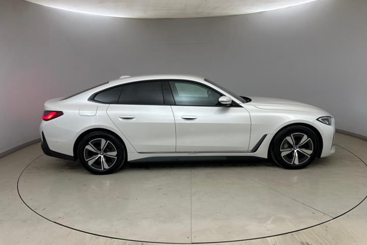 Hvid BMW i4 fra 2024