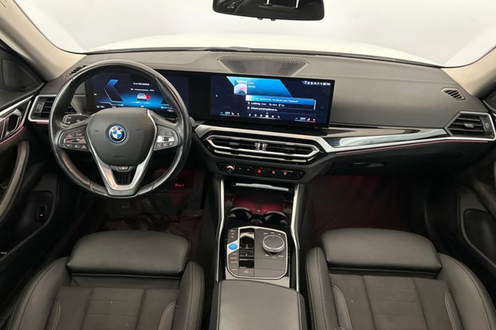 Hvid BMW i4 fra 2024