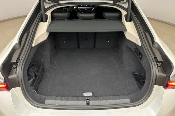 Hvid BMW i4 fra 2024