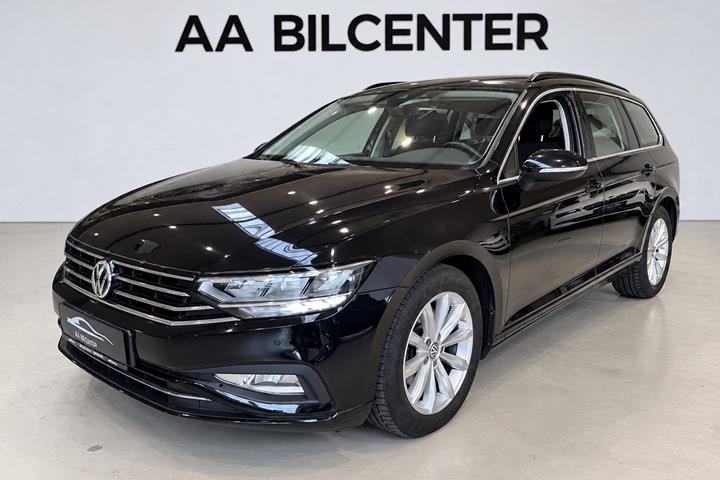 Sort VW Passat fra 2020 set udefra