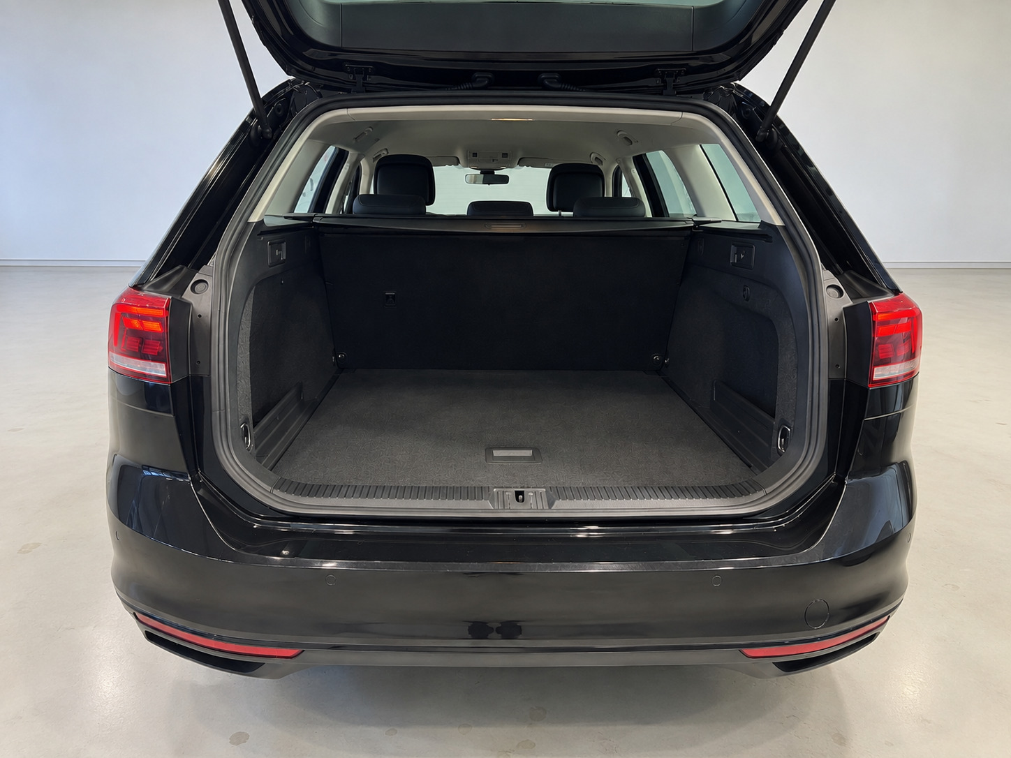 Sort VW Passat fra 2020