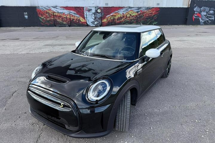 Sort Mini Cooper SE fra 2023