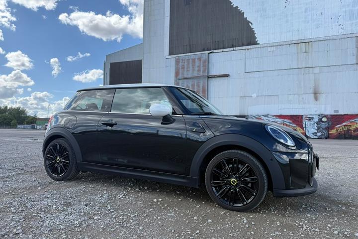 Sort Mini Cooper SE fra 2023