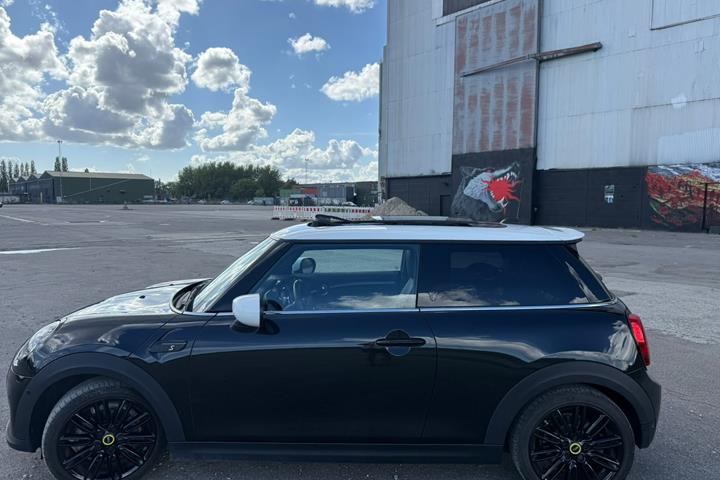Sort Mini Cooper SE fra 2023