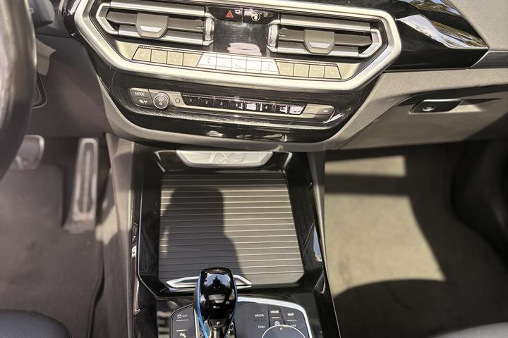 Rød BMW iX3 fra 2023
