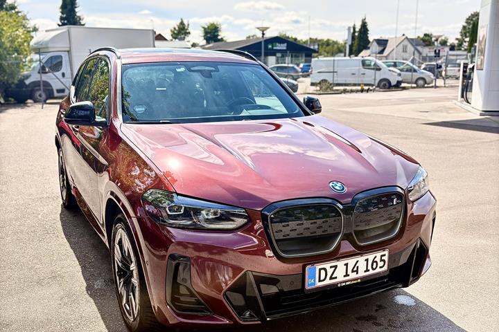 Rød BMW iX3 fra 2023