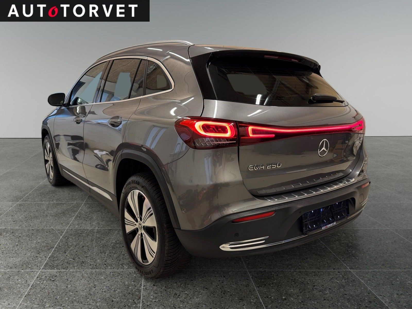 Grå Mercedes EQA250 fra 2021