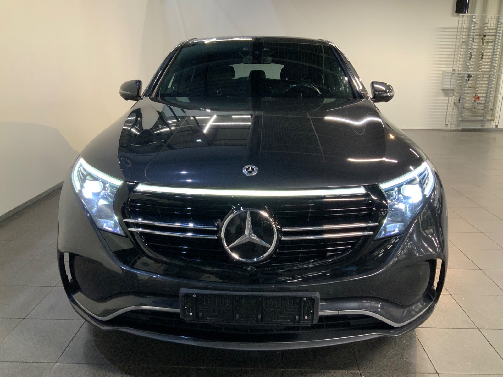 Grå Mercedes EQC400 fra 2023