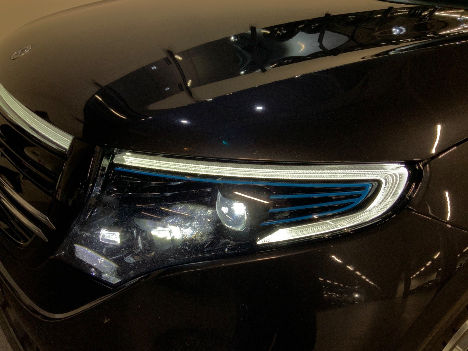 Grå Mercedes EQC400 fra 2023