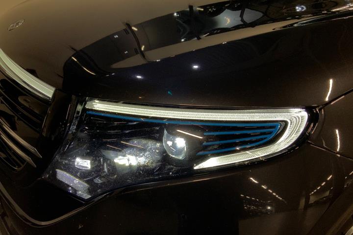 Grå Mercedes EQC400 fra 2023