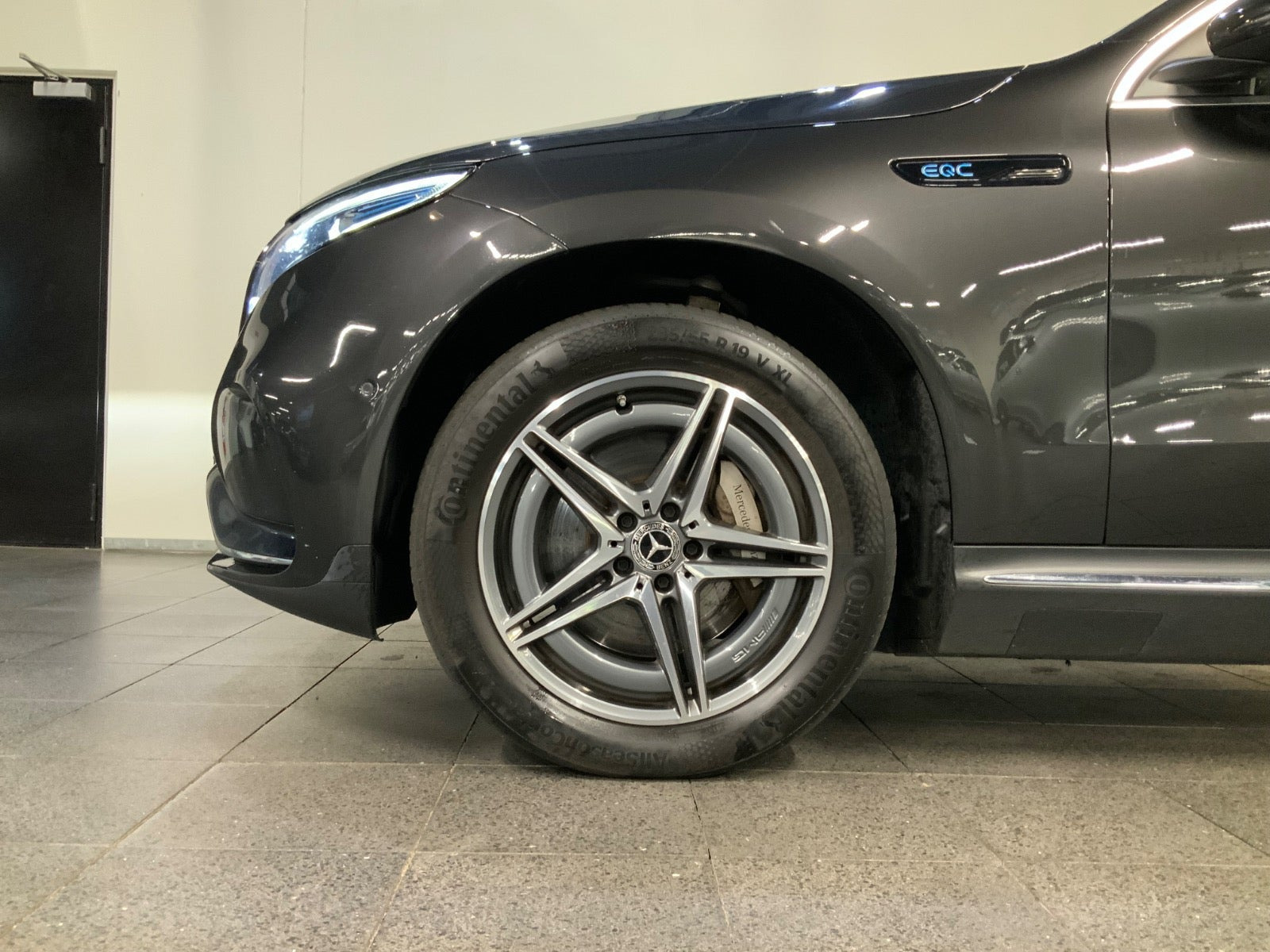 Grå Mercedes EQC400 fra 2023