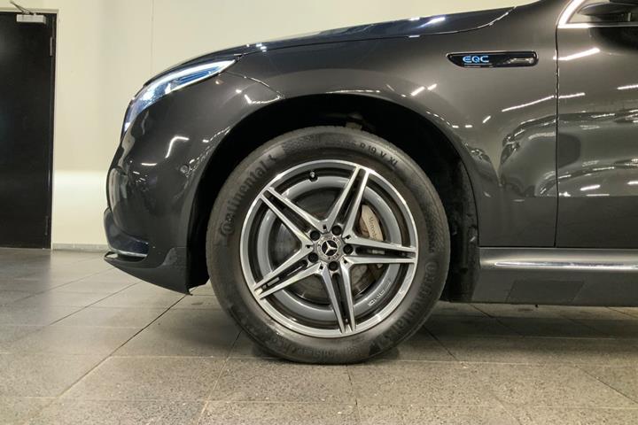 Grå Mercedes EQC400 fra 2023