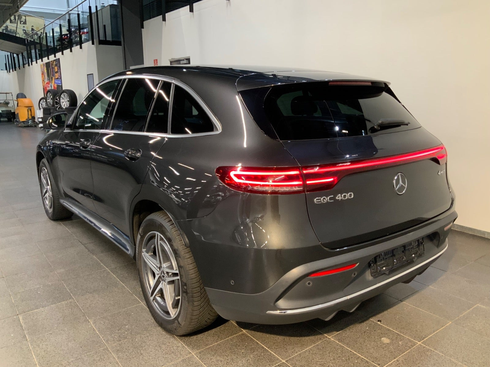 Grå Mercedes EQC400 fra 2023