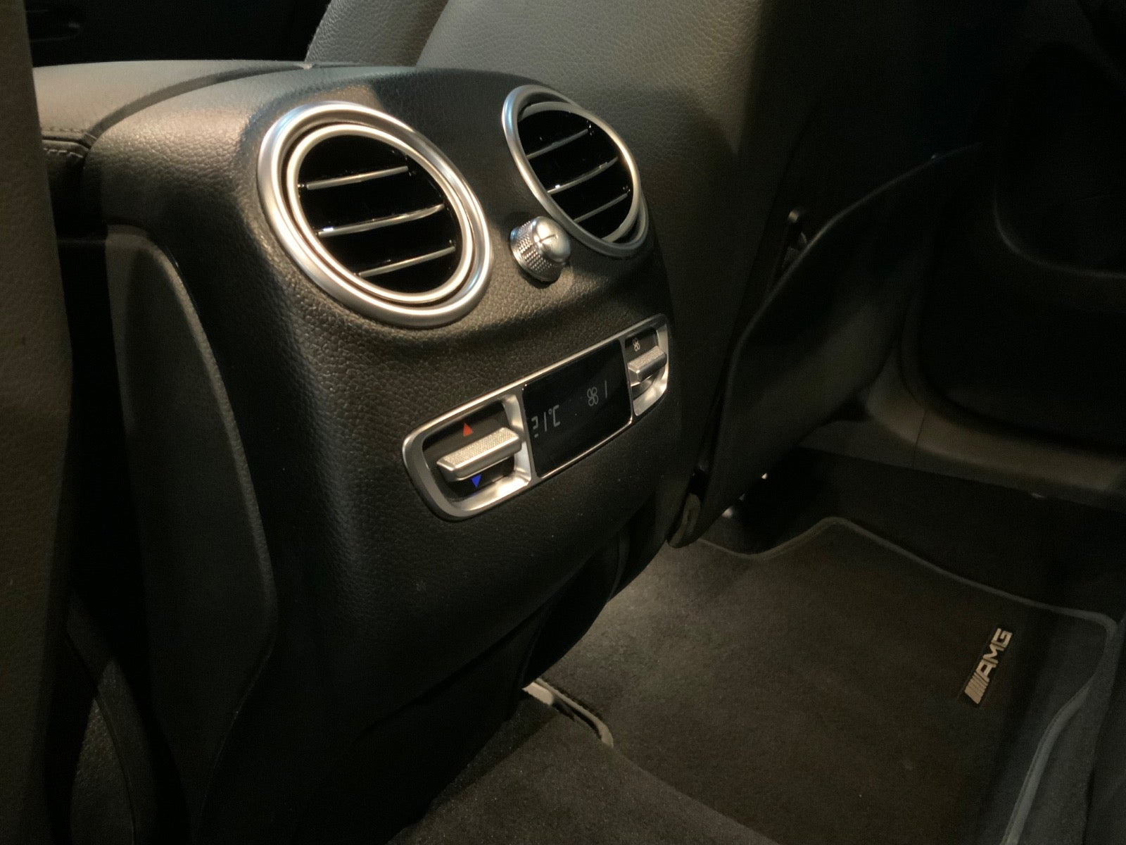 Grå Mercedes EQC400 fra 2023
