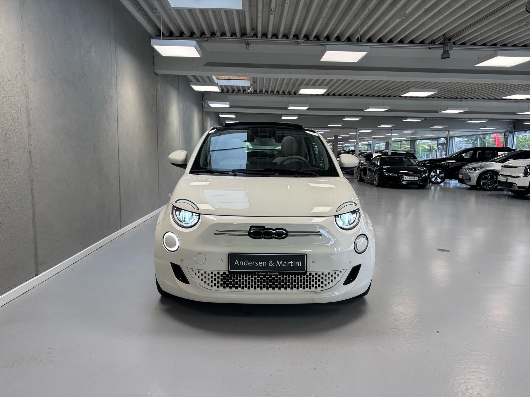 Hvid Fiat 500e fra 2023
