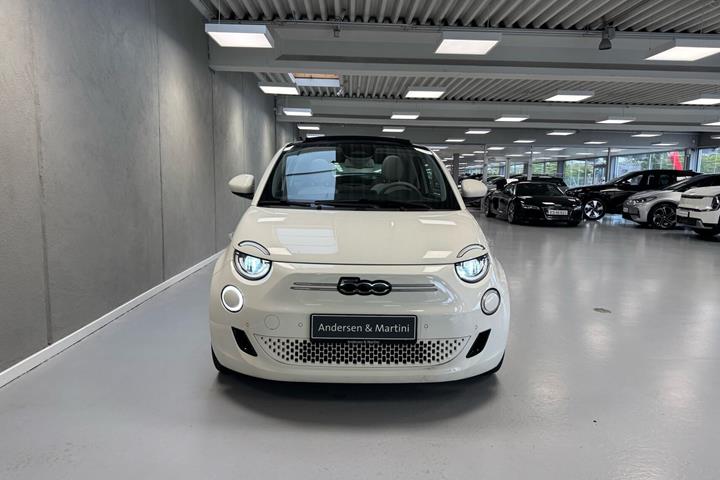 Hvid Fiat 500e fra 2023