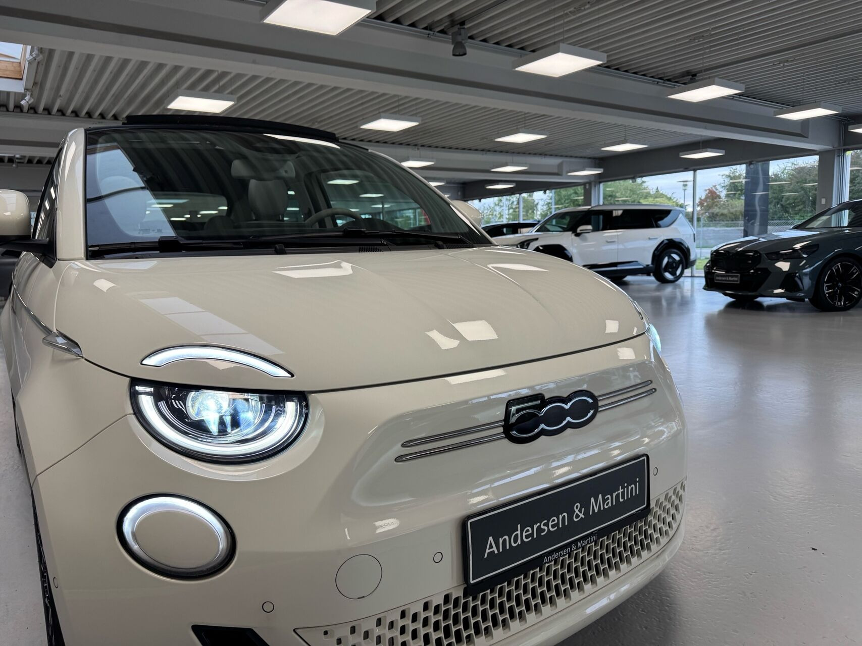 Hvid Fiat 500e fra 2023