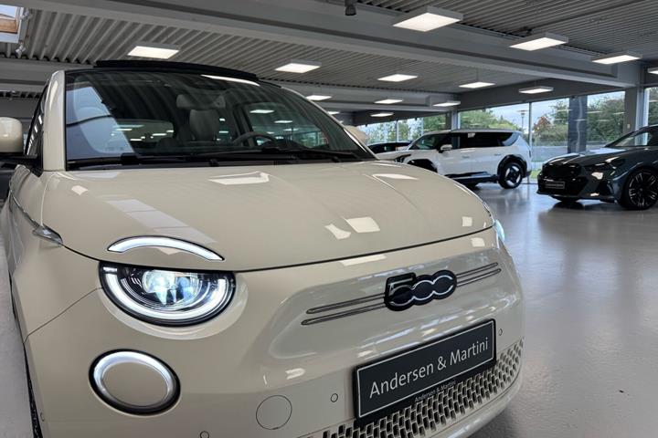 Hvid Fiat 500e fra 2023