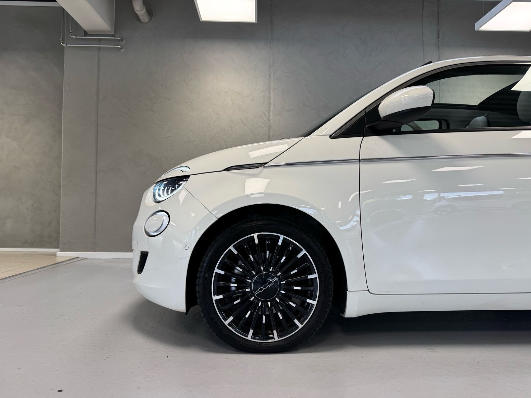 Hvid Fiat 500e fra 2023