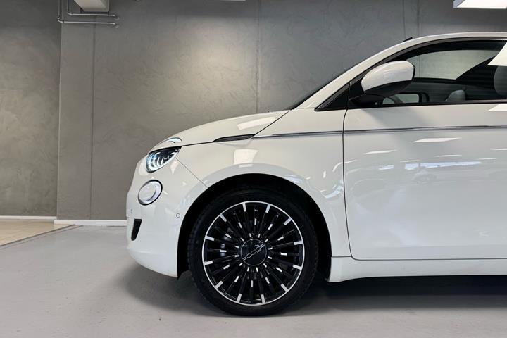 Hvid Fiat 500e fra 2023