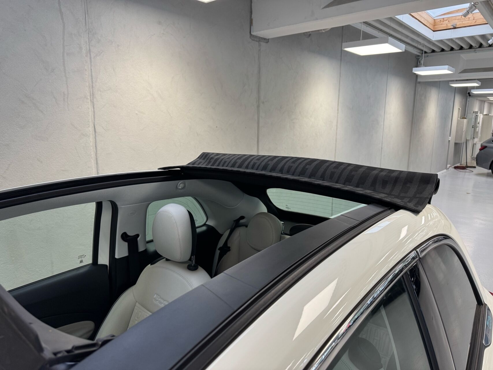 Hvid Fiat 500e fra 2023