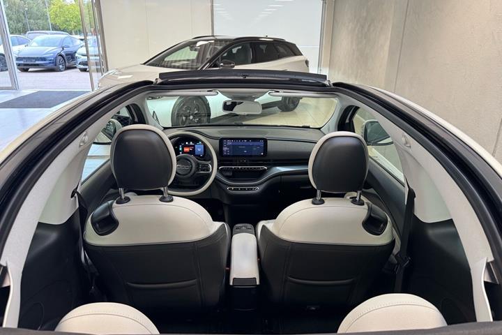 Hvid Fiat 500e fra 2023