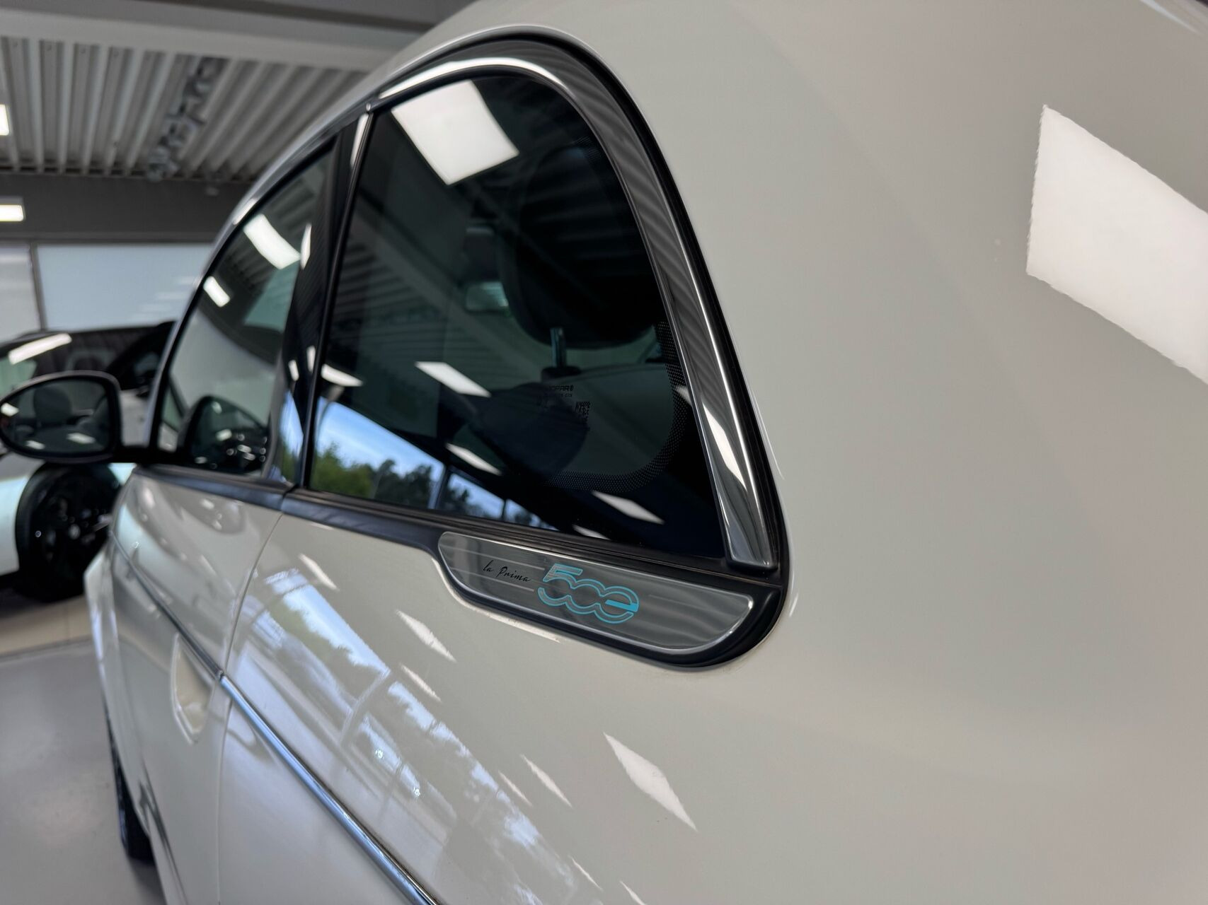 Hvid Fiat 500e fra 2023