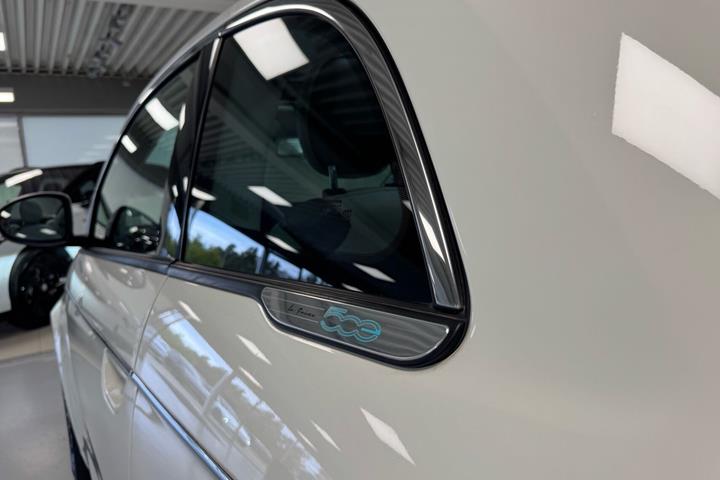 Hvid Fiat 500e fra 2023