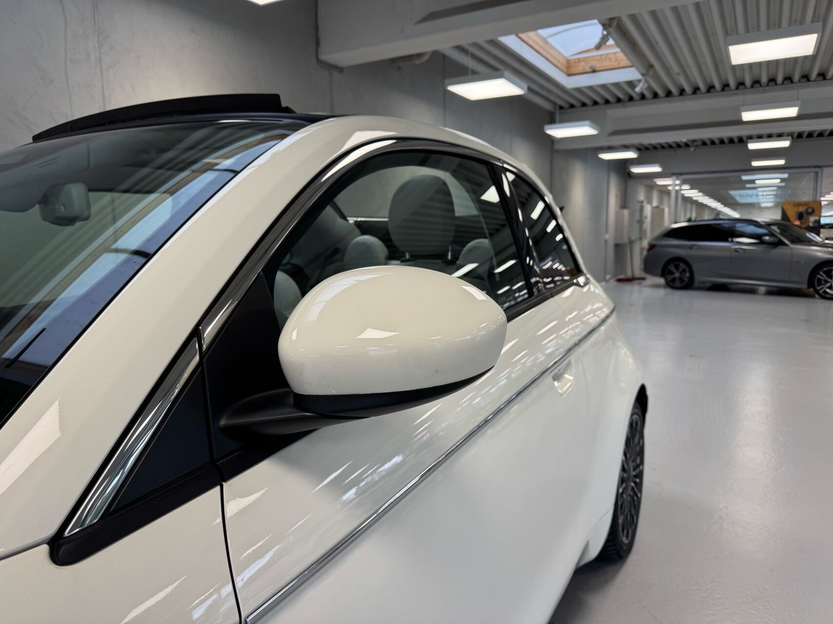 Hvid Fiat 500e fra 2023