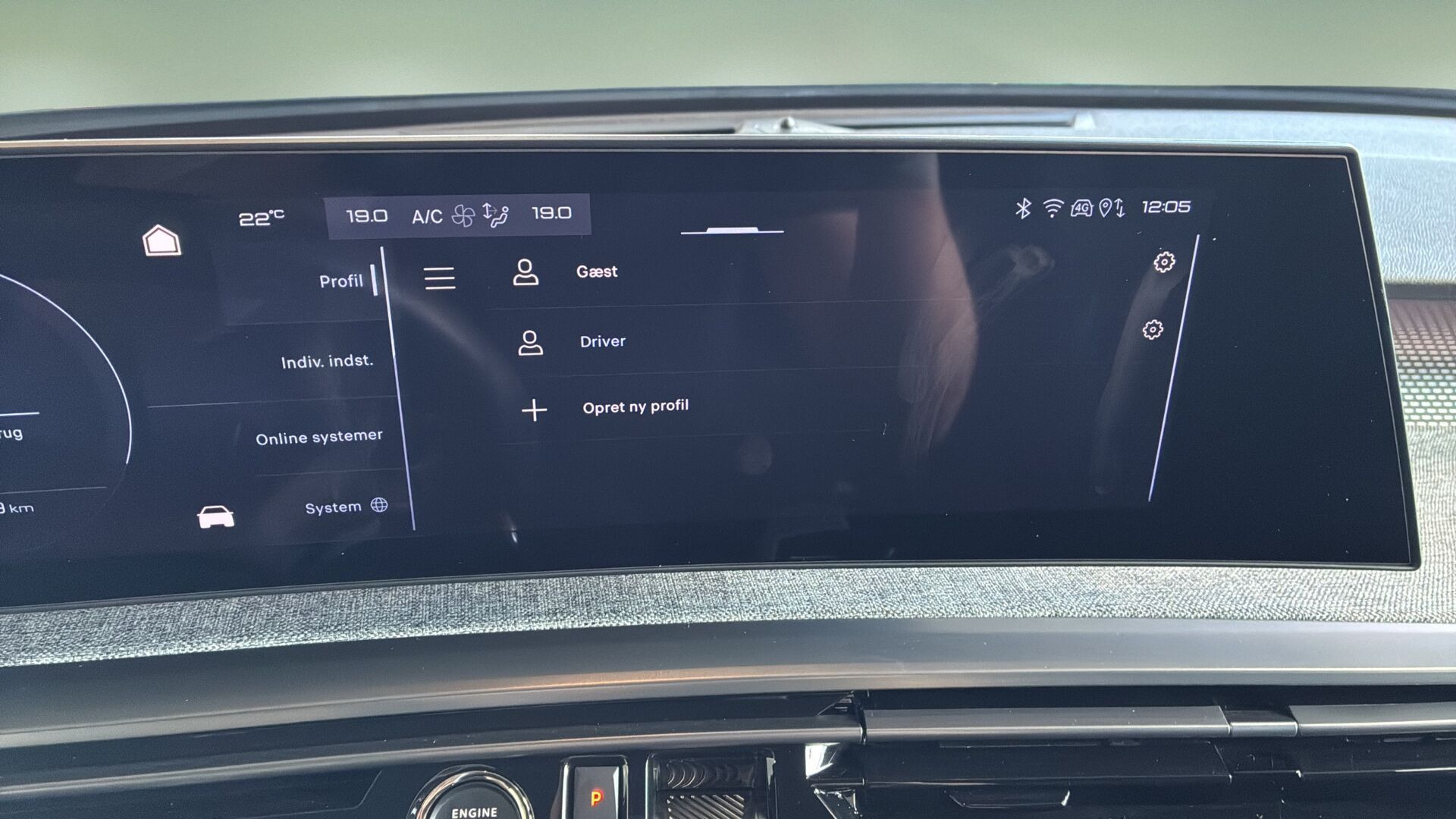 Blå Peugeot e-5008 fra 2025